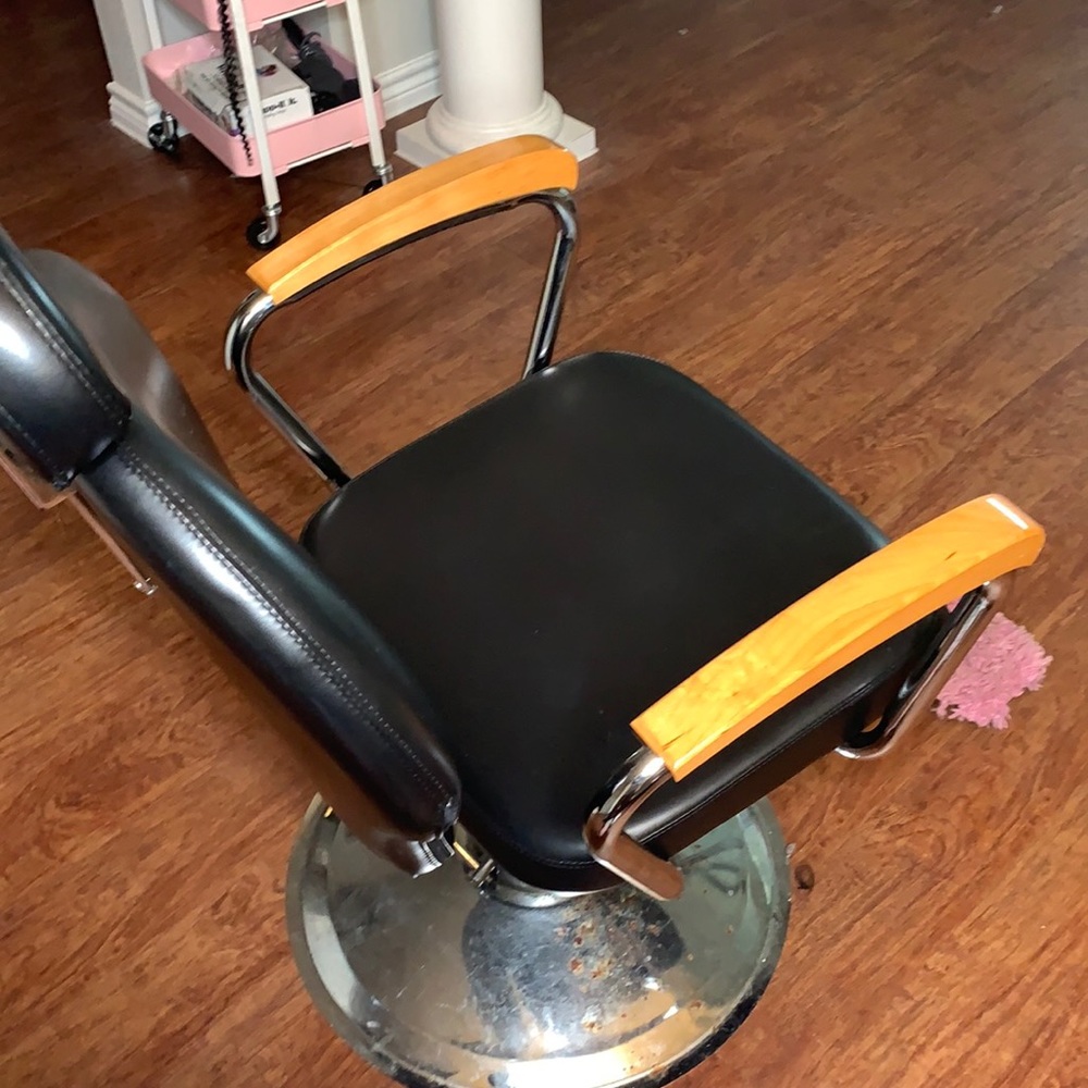 Salon chair